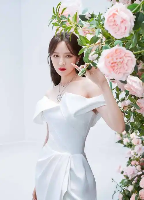 孟佳最新动态美照,露肩礼服大秀身材曲线,状态超好皮肤白皙细腻_香水