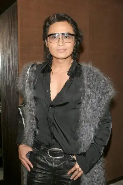 组图:马景涛重会老情人于莉 穿情侣装牵手拥抱