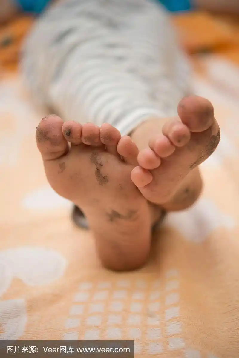 男孩躺在床上,脏脚