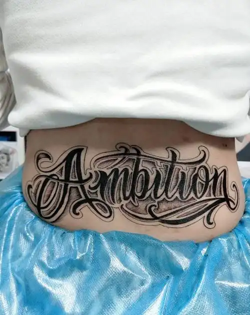 后腰花体哥特字纹身图片_背部腰部新传统纹身图案