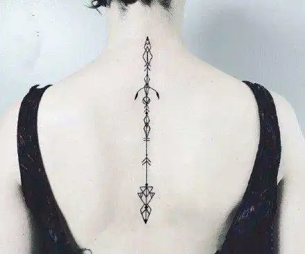 适合女生脊椎的小清新唯美纹身图案4