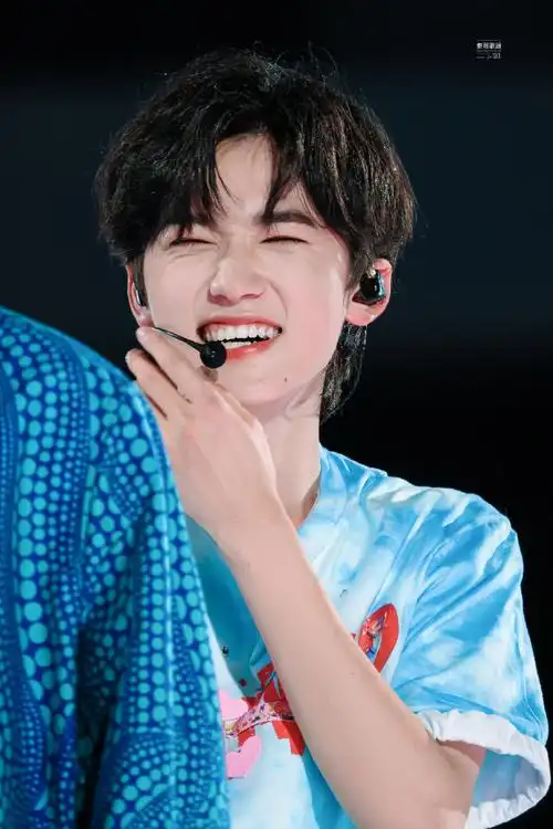 十九无垠轩邈近云霄#@时代少年团-宋亚轩邀你开启嘴角上扬魔法,笑一个