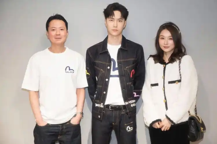 和王一博合影啦激动到抠手手