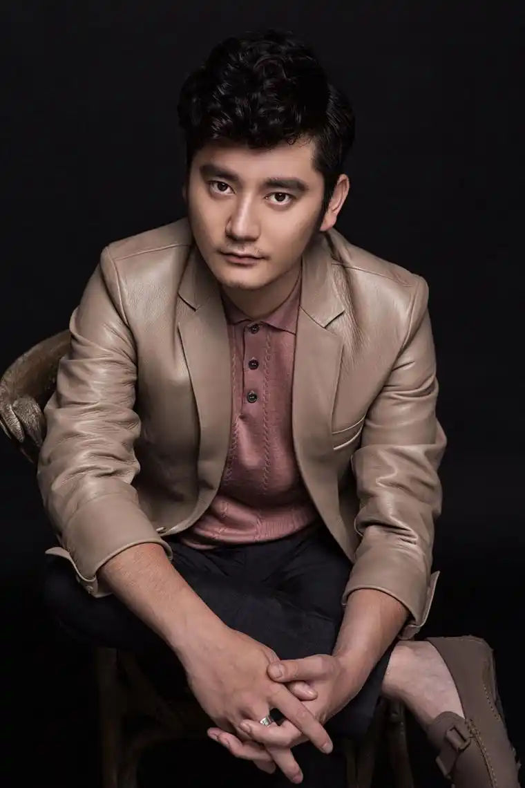 钱枫春日绅士大片 浅笑沉思显帅气_时尚美图_娱乐频道