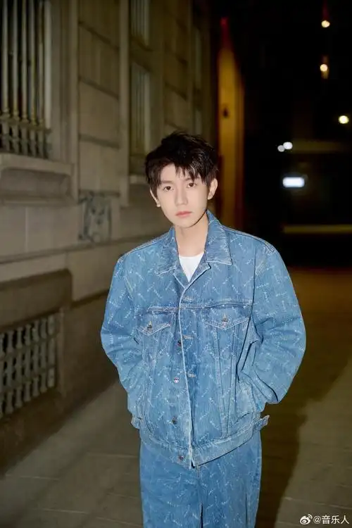 王源米兰街头牛仔大片##王源米兰时装周上班造型