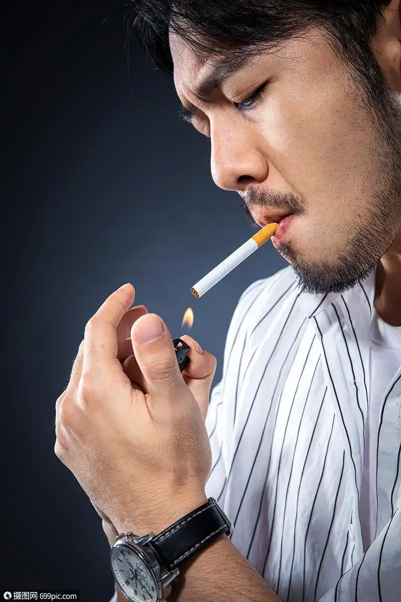 成熟男性点烟抽烟人物