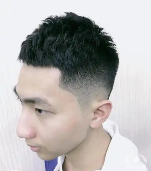 两边剪短中间留长发型