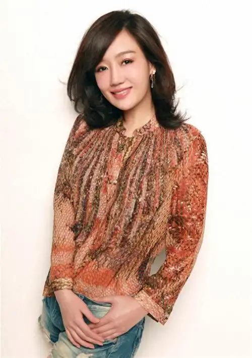 薛佳凝和赵露思亮相高尔夫球场,状态极佳,与年轻的她无年龄差距