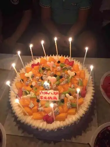 就在凯莱塞楼上,为了纪念小升初,由同学的妈妈组织,还给大家买了蛋糕