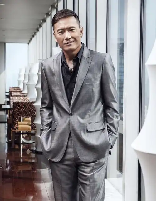 身材火辣!63岁苗侨伟爱女大晒半裸照,不介意反而支持女儿性感