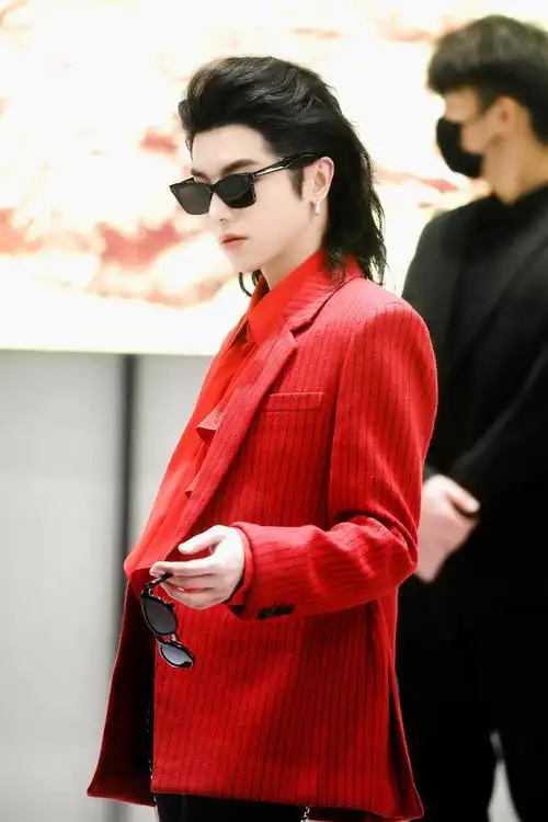 华晨宇活动饭拍图红西装大背头造型热烈张扬好帅