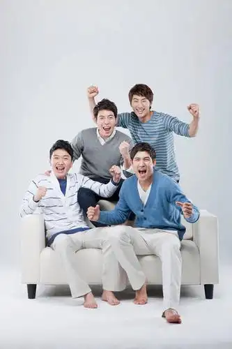 东方人,四个人,伙伴,朋友,站,坐,竖图,室内,白天,白色背景,正面,快乐