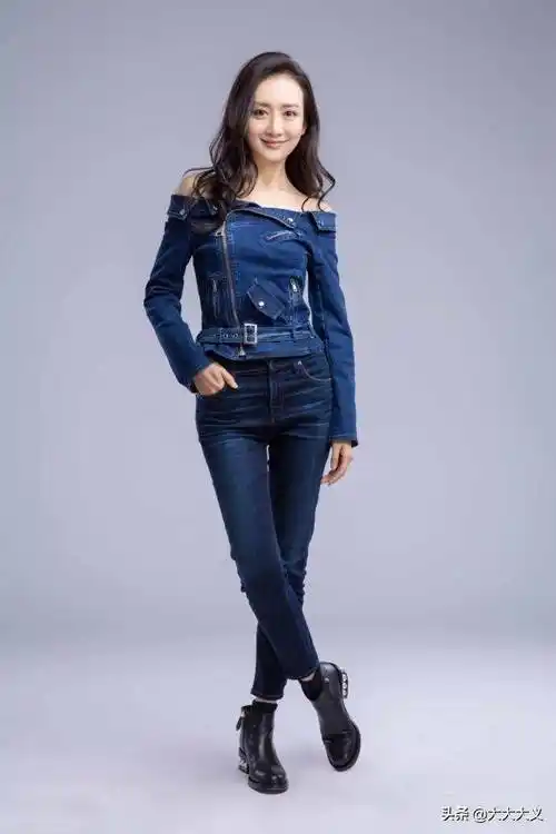 王鸥的身材也是绝了 紧身牛仔裤着实性感 难道这又是恋爱的感觉吗?