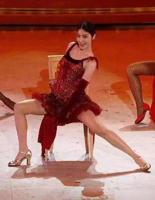 陈慧琳的一组跳舞照大长腿尽显没想到女神在舞台上是如此豪放