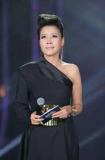 回顾田震:一生正直,摔话筒揭"潜规则",和那英闹掰,我不后悔