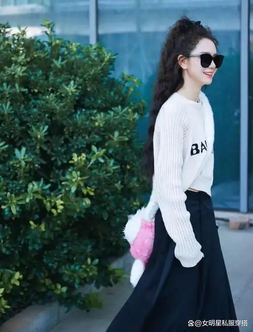 戚薇街拍上短下长一身宽松好显瘦春天这样穿真时髦