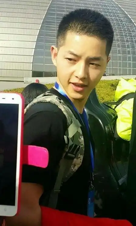 本以为宋仲基一直是寸头,看到他卷发照片,网友:颜值逆天