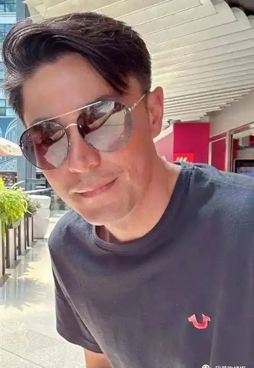 霍建华被偶遇,43岁依旧帅气不减,稀疏白发抢镜!