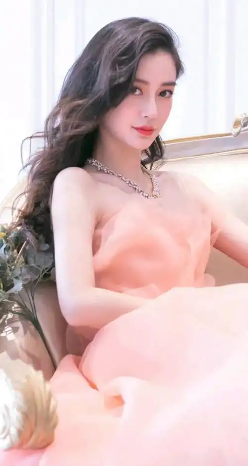 杨颖大波浪加粉色礼服,既优雅又美丽,美艳可人!__财经头条