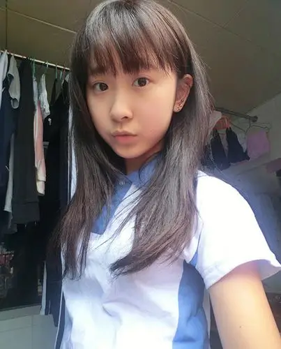 美女学生的图片_学生装美女图片