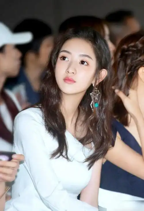 邓小琪走性感风侧颜神似刘亦菲变化太大认不出