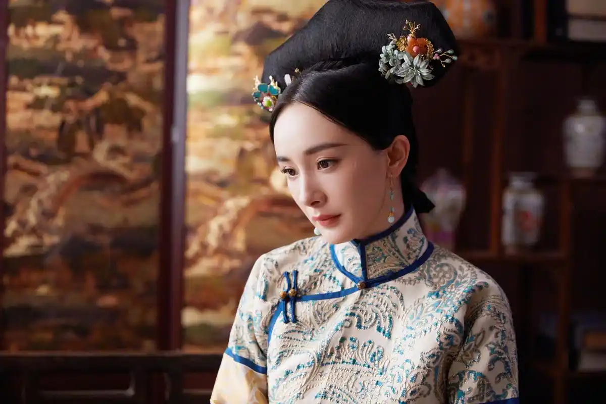 杨幂再现清宫装造型,颜值更胜当年晴川