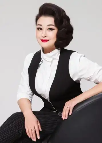 谢大脚于月仙晒美照性感高雅红唇抢镜