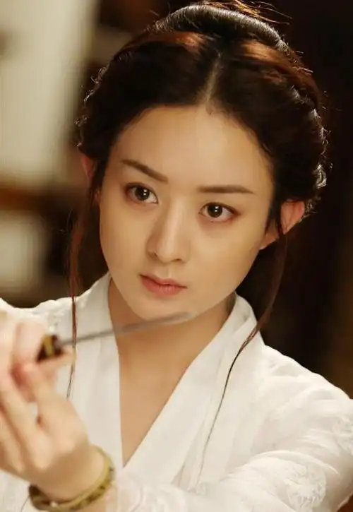 赵丽颖2月19日遛娃照曝光儿子身高暴增和颖宝牵手互动超有爱