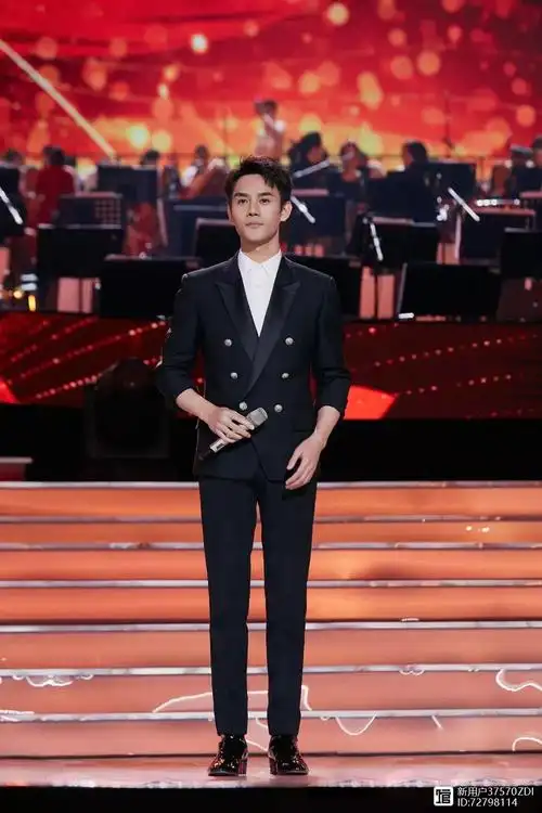 王凯登央视舞台,182身高穿双排扣西装一身正气,男神魅力挡不住