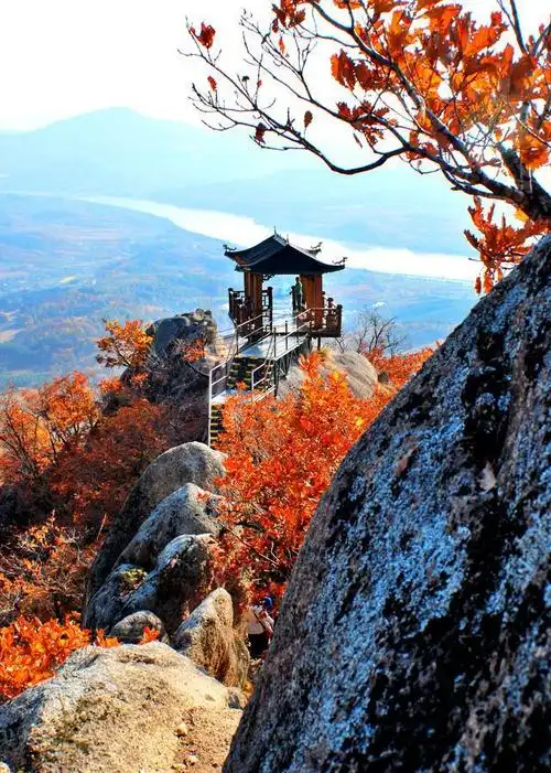 红叶烂漫的吉林市朱雀山.