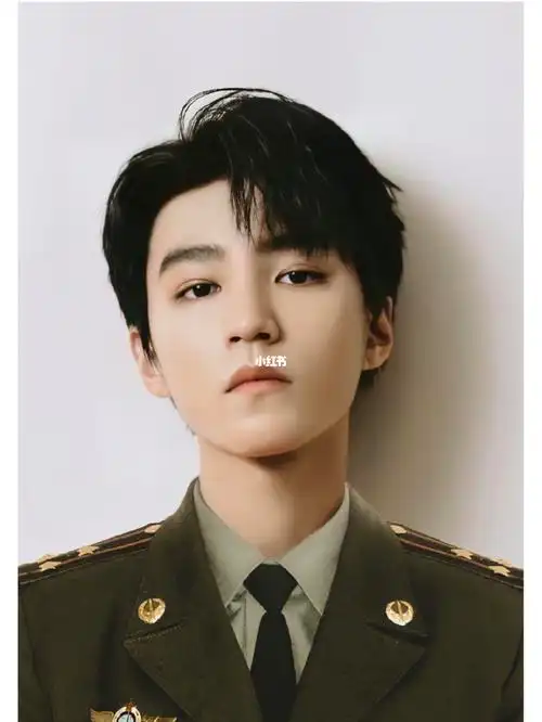 王俊凯粉丝晒出了王俊凯军装造型照片,你觉得三字弟弟帅吗?