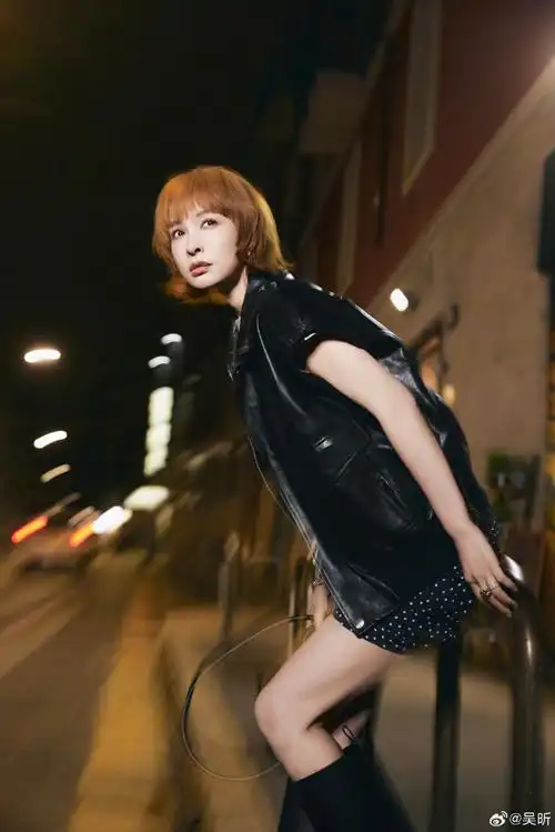 吴昕金色短发#    吴昕金色短发77皮衣造型96米兰限定版时髦小吴