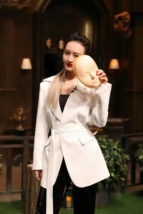 王鸥大侦探新造型好飒,白西装搭高马尾,清爽干练很显气质!