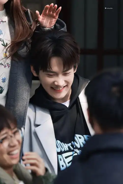 周柯宇今日份饭拍路透 周柯宇你笑的好开心……|周柯宇|柯宇_新浪新闻