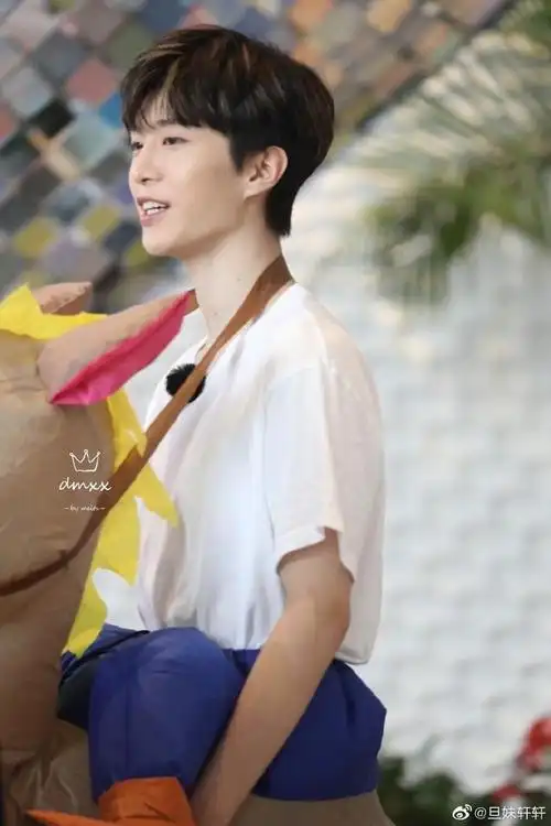 用最酷的表情穿最搞笑的衣服 范丞丞录制《青春环游记2》上海路透来袭