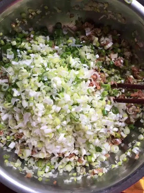 大葱切好后放入肉盆中,和肉馅混合调在一起,如果淡可以依着个人口味