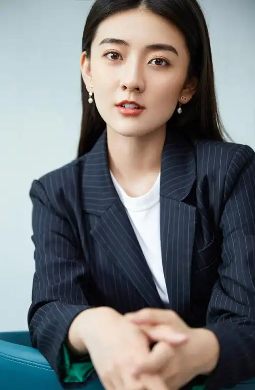 女演员梁洁甜美干练西装写真