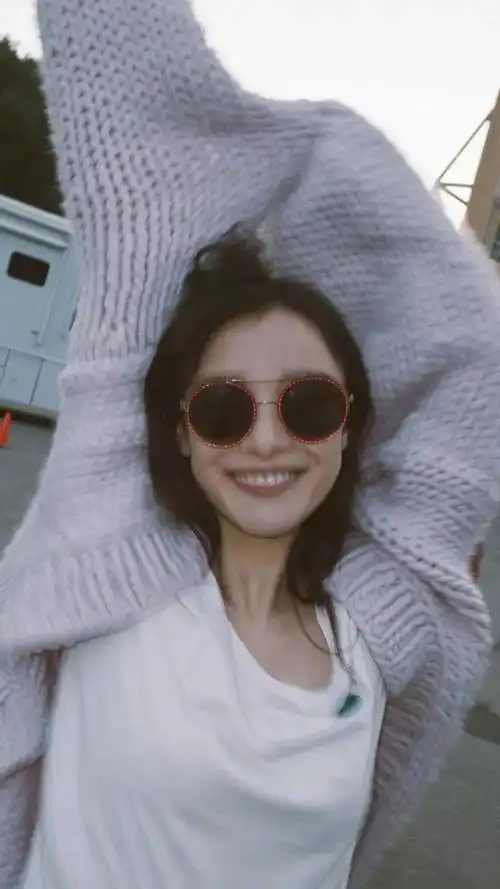 分享一组倪妮的穿搭笑的太可爱了