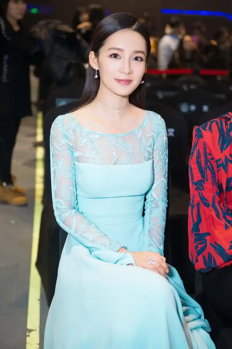 李沁淡蓝色开叉礼服时装之夜性感图片