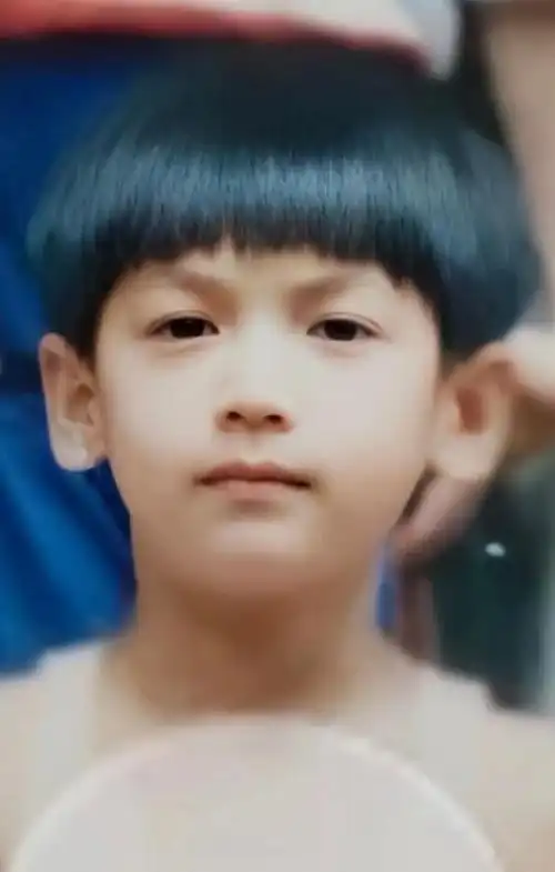 罗云熙小时候好奶好可爱呀大双眼皮招风耳一眼就让人注意到了