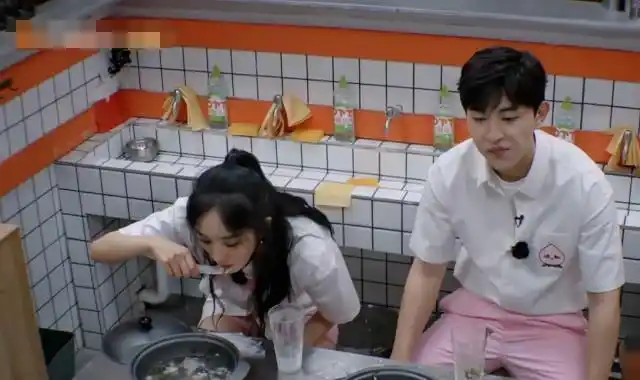 杨幂录节目大口吃饭拍到碗里的汤饭那一刻原谅我吃不下去