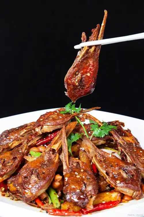 鸭头这样做,既下饭又下酒,香辣可口,让人垂涎欲滴!