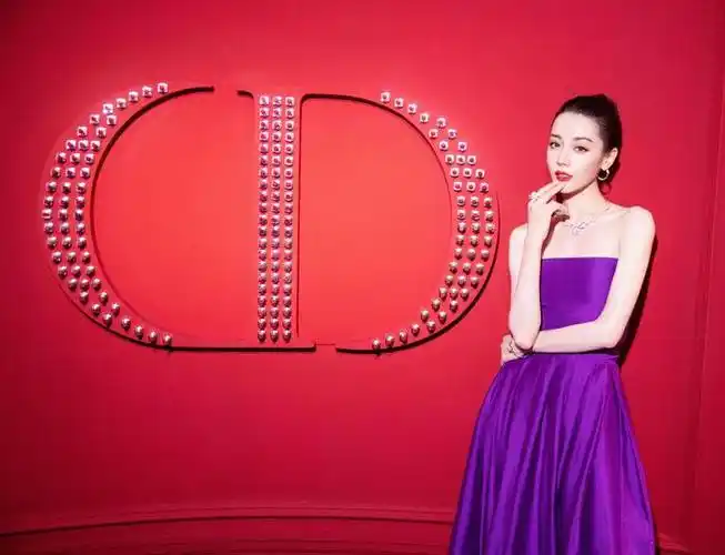 迪丽热巴身穿dior 2023早秋系列礼服亮相品牌活动