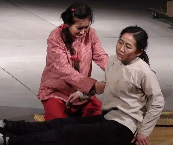 《生死场》:小寡妇给单身汉缝衣服,为一元钱失身,疯狂嘶吼无用