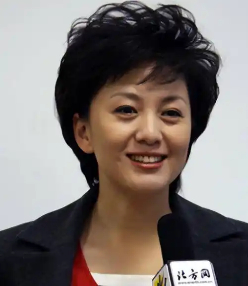 无论是打理头发,彰显气质,还是展现内在的优雅,海霞主播用自己的人生