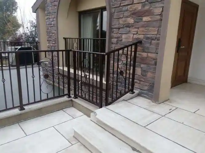 阳台护栏的高度做多高