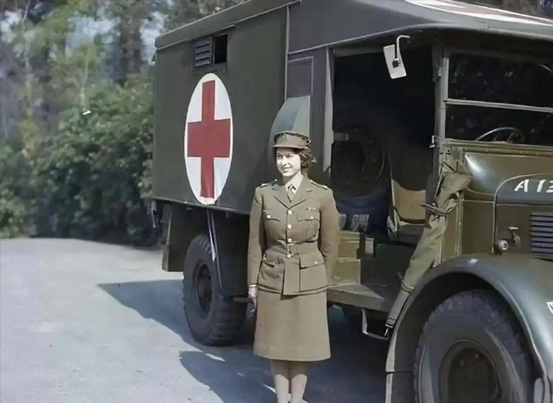 回顾年轻时的伊丽莎白女王,穿着军装英姿飒爽,尽显强大气场.