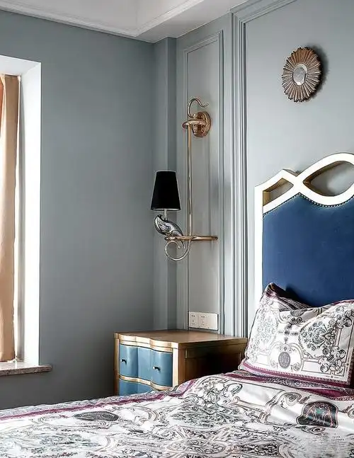 卧室的墙面也用上了灰蓝色乳胶漆,很柔和,很惬意,让两位主人回到家里