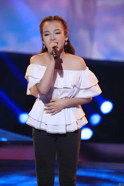 《中国好声音2019》舞台开启残酷淘汰赛制,  18岁阳光少女爱新觉罗