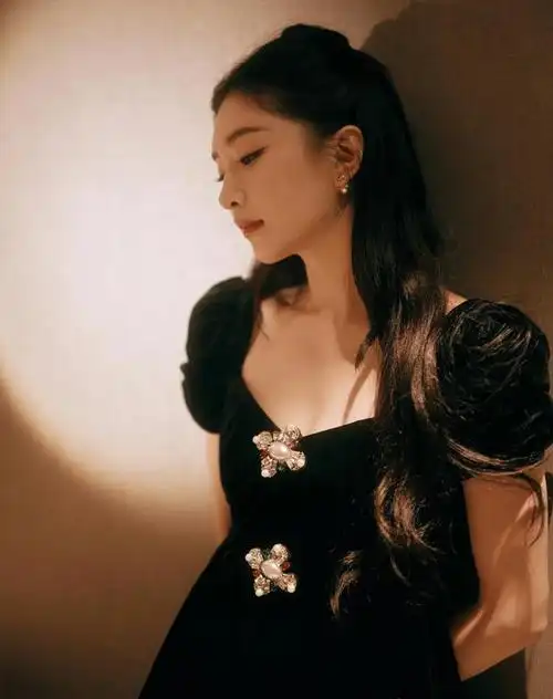 江疏影:黑色丝绒公主裙高贵神秘 676767_网易订阅